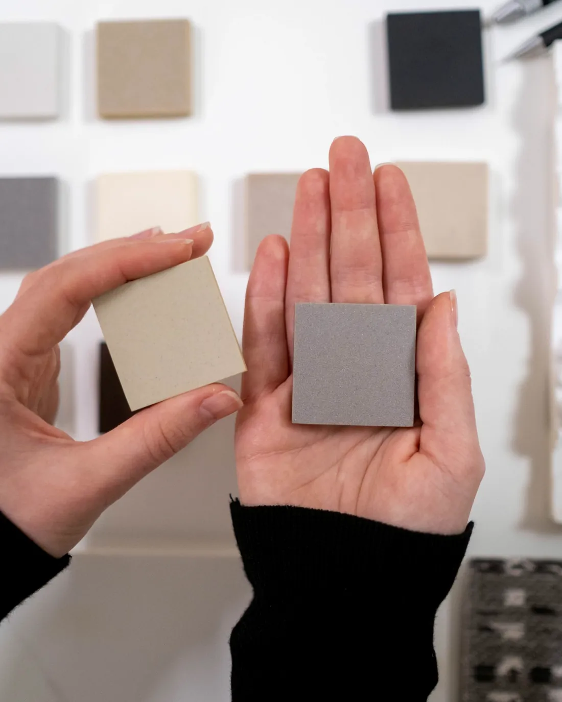 Muestras de materiales en la mesa de trabajo del estudio